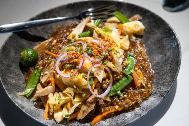 Pancit Sotanghon, lezzetli bir Filipinli geleneksel şehriye yemeği.