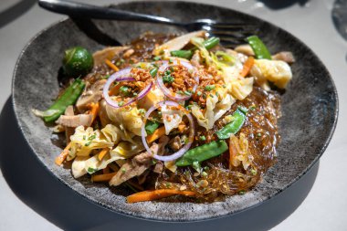 Pancit Sotanghon, lezzetli bir Filipinli geleneksel şehriye yemeği.