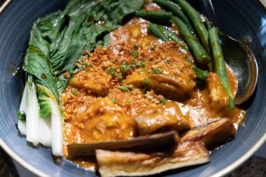 Kare-kaf Filipin güvecinde yoğun bir fıstık sosu bulunur..