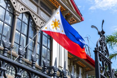 Filipin ulusal bayrağı Malacanang Sarayı, Manila, Filipinler 'e çekildi