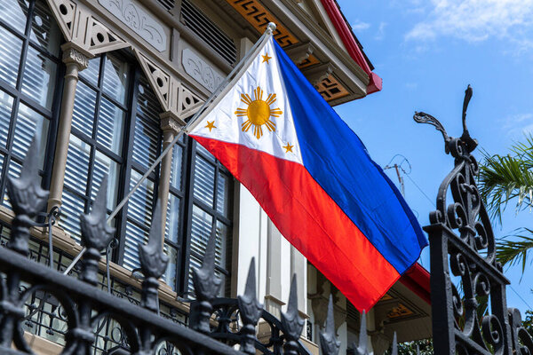 Филиппинский национальный флаг поднят во дворце Малакананг, Манила, Филиппины