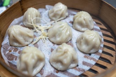 Çin buğulama börekleri bambu buharlı tencerede, yakın çekim.