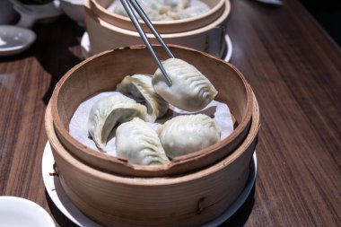 Çin buğulama börekleri bambu buharlı tencerede, yakın çekim.