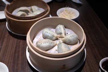 Çin buğulama börekleri bambu buharlı tencerede, yakın çekim.