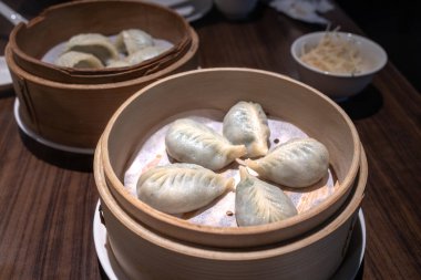 Çin buğulama börekleri bambu buharlı tencerede, yakın çekim.