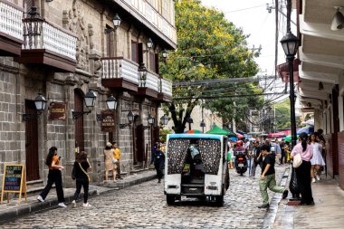 29 Mart 2024 Paskalya, Manila, Filipinler boyunca Intramuros sokaklarında insanlar 