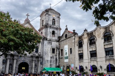 29 Mart 2024 Paskalya, Manila, Filipinler 'de Intramuros' taki San Agustin Kilisesi 'ni ziyaret edenler