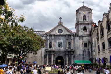29 Mart 2024 Paskalya, Manila, Filipinler 'de Intramuros' taki San Agustin Kilisesi 'ni ziyaret edenler