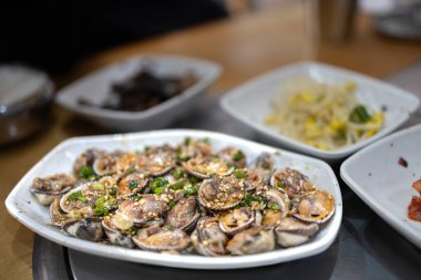 Kore deniz ürünleri tabağı sıradan midye.