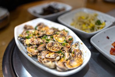 Kore deniz ürünleri tabağı sıradan midye.