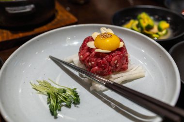 Kore geleneksel çiğ et yemeği Yukhoe.