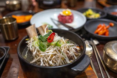 Ünlü Kore yemekleri galbitang restoranın masasında.