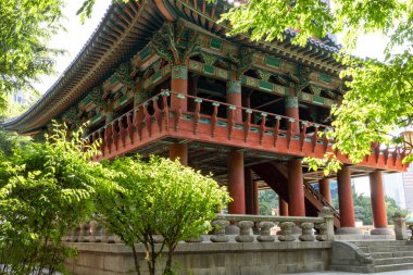 Kore 'nin Seul şehrinde geleneksel bir Kore tarzı pavyon.