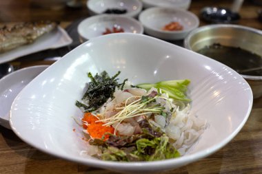 Hoedeopbab, Sasimin Bibimbap, Kore 'nin temsilci yaz yemekleri. 