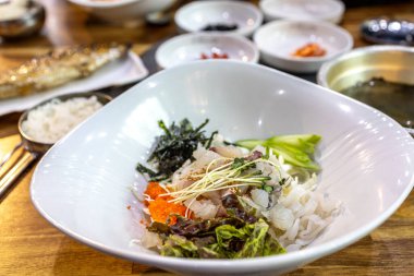 Hoedeopbab, Sasimin Bibimbap, Kore 'nin temsilci yaz yemekleri. 