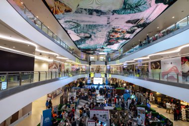 23 Ağustos 2024 Cubao Gateway Mall, Quezon City, Filipinler 'de Tarih Ex' i (Deneyimin Tarihi) ziyaret eden insanlar