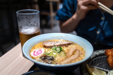 Restoran masasında biralı Japon baharatlı ramen