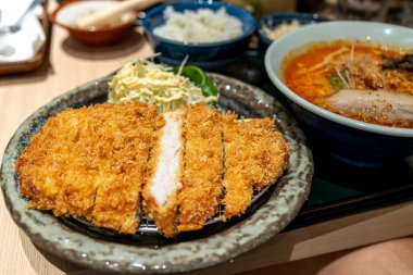 Restoran masasında Japon domuz pirzolası (Tonkatsu)