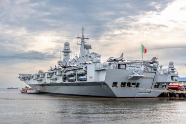 Sep 9, 2024 İtalyan uçak gemisi ikmal için Manila limanına demir attı. Manila, Filipinler