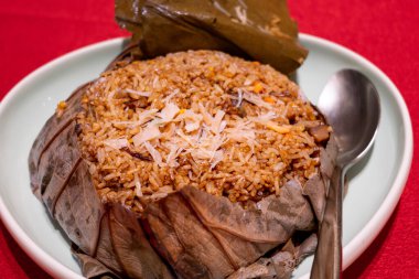 Nilüfer yapraklarına sarılı Çin Sebze Kızarmış Pirinci Masanın üzerinde