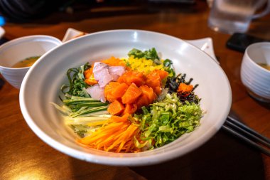 Kore mutfağı Çiğ Balık Bibimbap - Bu bir kase pirinç üzerine dilimlenmiş çiğ balık ve sebzeler