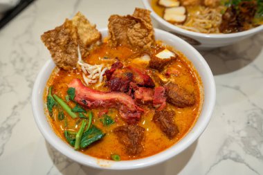 Popüler Malezya körili şehriyesi, ateşlenmiş tufulu Curry Mee.