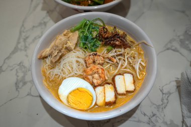 Popüler Malezya deniz ürünleri eriştesi - Karides Meehoon ve Mee