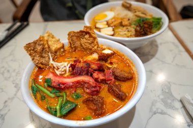 Popüler Malezya körili şehriyesi, ateşlenmiş tufulu Curry Mee.