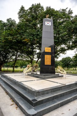 Filipinler Ulusal Mezarlığı 'ndaki Kore Savaş Anıt Sütunları Libingan ng mga bayani, Taguig Şehri, Metro Manila, Filipinler
