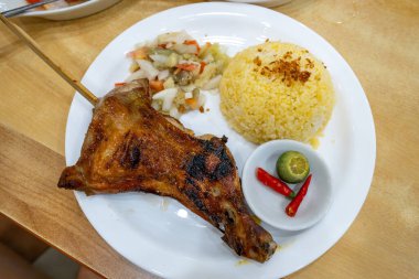 Java pilav ve sebzeli Bacolod usulü inasal tavuk.