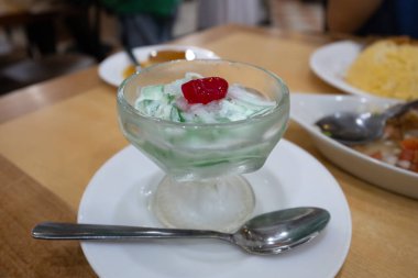 Geleneksel Filipinli Tatlılar Kaşıklı Buko Pandan Salatası