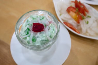 Geleneksel Filipinli Tatlılar Kaşıklı Buko Pandan Salatası