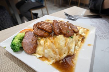 Popuplar Hong Kong yemekleri. Lokantada füme ördek pirinçli omlet.