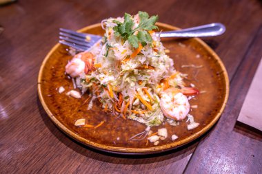 Tayland tarzı yeşil papaya salatası.