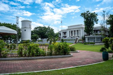 Tarlac İl Hükümet Binası. Filipinler, Tarlac City 'deki Maria Cristina Parkı manzaralı.