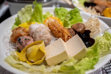 Çin usulü Shabu Shabu (Hot pot) restoranda masanın üstünde.