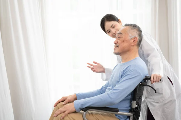 Azjatka Trzyma Się Ręce Gdy Starszy Mężczyzna Siedzi Wózku Szczęśliwy — Zdjęcie stockowe