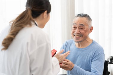 Son sınıf öğrencisi, Asyalı kadın doktordan doğum günü hediyesi alıyor..