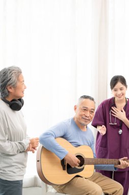 Bir grup üst düzey insan doktorla birlikte etkinliklerden zevk alıyor. Yaşlılar eğleniyor. Mutlu son sınıf öğrencileri gitar çalıp şarkı söylüyor. Birlikte eğleniyorlar..