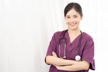 Steteskoplu gülümseyen Asyalı kadın doktor. Güzel bir doktorun portresi. Sağlık ve önleme konsepti. kopyalama alanı, tıbbi konsept.