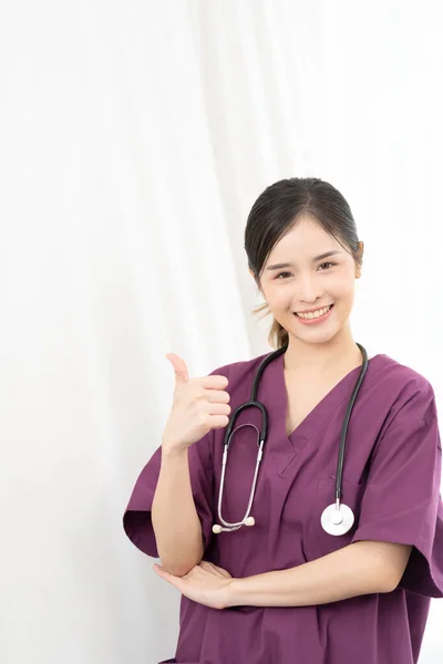 Sorrindo Asiático Médico Feminino Com Estetoscópio Retrato Belo Médico Conceito — Fotografia de Stock