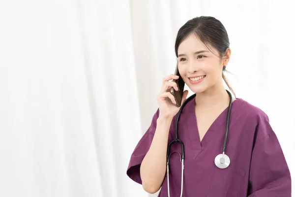 Feliz Asiático Médico Feminino Falar Com Paciente Por Telefone Ainda — Fotografia de Stock