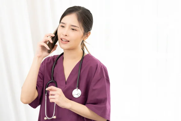 Feliz Asiático Médico Feminino Falar Com Paciente Por Telefone Ainda — Fotografia de Stock