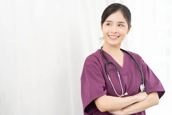 Sorrindo Asiático Médico Feminino Com Estetoscópio Retrato Belo Médico Conceito — Fotografia de Stock