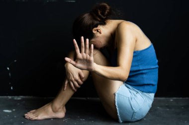 Asyalı rehine kadın. Kadınlara yönelik şiddeti, cinsel istismarı, insan kaçakçılığını, aile içi şiddeti uluslararası kadınlara tecavüz gününü durdurmak, cinsel taciz kavramını 