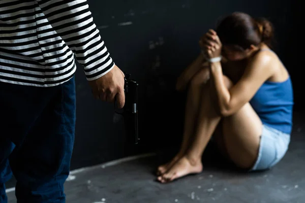 Fegyveres Rabló Fenyegeti Nőt Szobában Bűnügyi Agresszió Nőkereskedelem Emberkereskedelem Szelektív — Stock Fotó