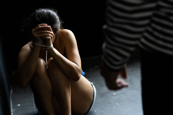 Nőkereskedelem Emberkereskedelem Fegyveres Rabló Fenyegeti Nőt Szobában Bűnügyi Agresszió Szelektív — Stock Fotó