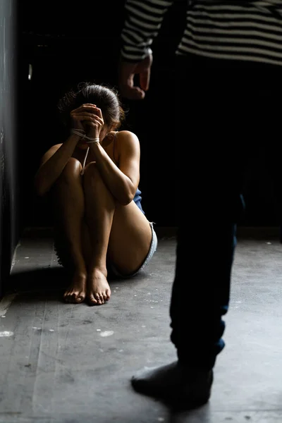 Nőkereskedelem Emberkereskedelem Fegyveres Rabló Fenyegeti Nőt Szobában Bűnügyi Agresszió Szelektív — Stock Fotó