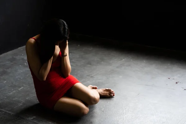 Egy Piros Ruhás Nőt Elraboltak Családon Belüli Erőszak Emberrablás Emberkereskedelem — Stock Fotó
