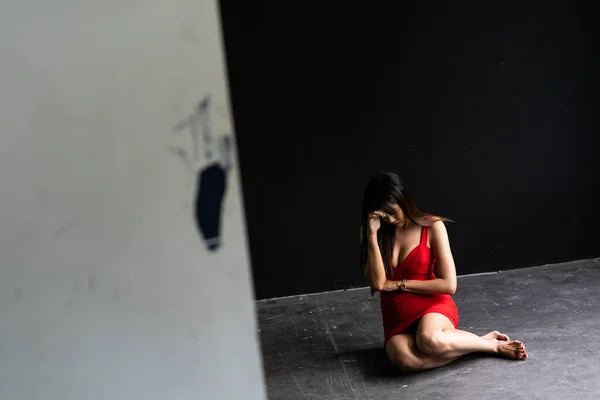 Woman Wearing Red Dress Kidnapped Woman Victim Domestic Violence Kidnapping — Stock Photo, Image